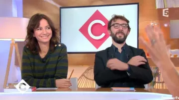 Le pull à rayures et boutons dorés de Marion Ruggieri dans C à vous du 27/10/2017