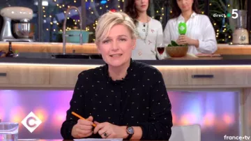 La chemise imprimée lettres de Anne-Elisabeth Lemoine dans C à vous du 31/01/2018