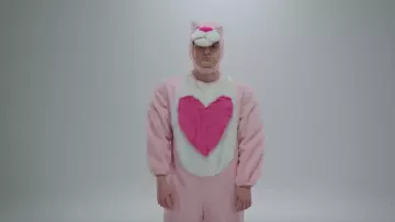 La rana rosa de Vald "Bisounours" en el clip Désaccordé
