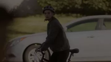 Quilted bomber veste portée par Casey Gardner (Brigette Lundy-Paine) comme on le voit dans Atypiques S01E07