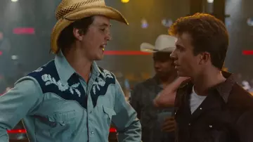Le chemise country de Willard Hewitt (Miles Teller) dans Footloose