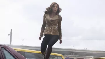 Chaqueta de cuero beige usada por Black Widow (Scarlett Johansson) como se ve en Captain America: Civil War