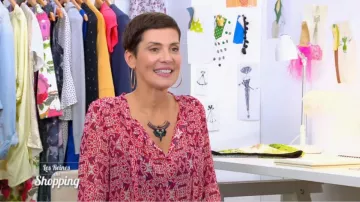 The blouse printed with Cristina Cordula in The queens of the shopping 31/01/2018