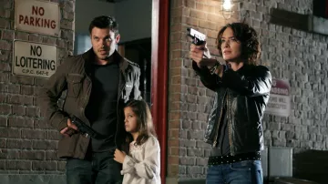 Chaqueta de campo usada por Derek Reese (Brian Austin Green) como se ve en Terminator: The Sarah Connor Chronicles S01E01