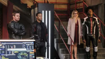El vestido rojo de encaje de Sandro de Felicity Smoak (Emily Bett Rickards) en Arrow S06E12