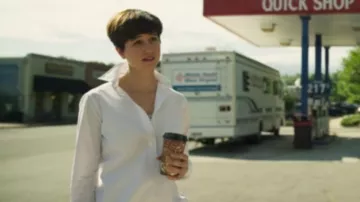 La chemise blanche de Sylvia Harrison (Katherine Waterston) dans Logan Lucky