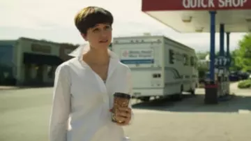 La chemise blanche de Sylvia Harrison (Katherine Waterston) dans Logan Lucky