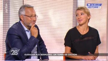 The blouse black Nadia Daam in 28 minutes of 28/08/2017