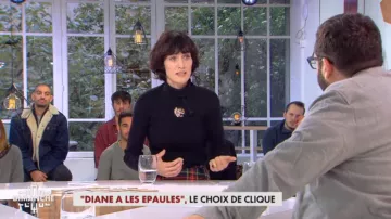 Le pull noir tête de tigre de Clotilde Hesme dans Clique dimanche du 05/11/2017 pour la promo de Diane à les épaules