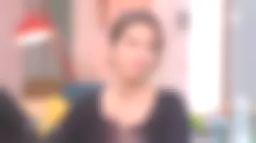 La blouse col brodé de Marie Perarnau dans La maison des maternelles du 24/01/2018