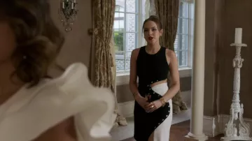 The black and white dress of Fallon Carrington (Elizabeth Gillies) in Dynasty S01E01