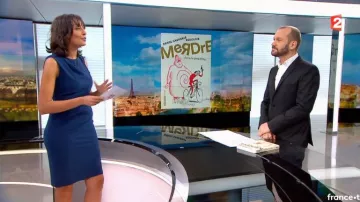 El vestido azul envuelto en el hombro y la cintura de Leïla Kaddour-Boudadi en Le journal de 13h de France 2 del 13/01/2018