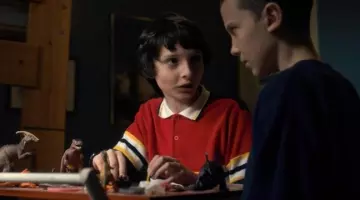 Le polo années 80 de Mike Wheeler (Finn Wolfhard) dans Stranger Things S01E02