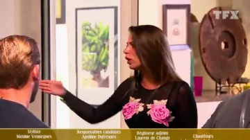 Le top noir transparent imprimé de roses de Maeva dans La villa des coeurs brisés 3