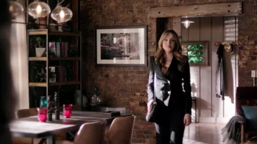 The black blazer double rows of buttons of Fallon Carrington (Elizabeth Gillies) in Dynasty S01E12