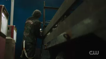 La veste des Southside Serpents portée par Forsythe Pendleton Jones III / Jughead (Cole Sprouse) dans Riverdale S02E07