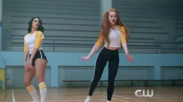 Le legging noir à bandes blanches porté par Cheryl Blossom (Madelaine Petsch) dans Riverdale Saison 1 Episode 10