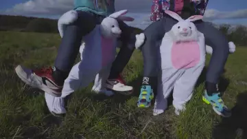 Le déguisement "porte-moi lapin" dans la video Dose de cheval de Lorenzo