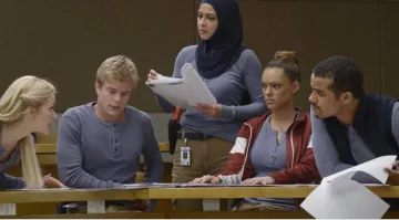 Track jacket red with white stripes Natalie Vazquez (Anabelle Acosta) in Quantico S01E09