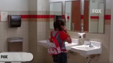 Sunshine Corazon's (Charice Pempengco) Mochila Hello kitty en Glee S02E01
