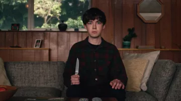La chemise à carreaux de James (Alex Lawther) dans The end of the fucking world S01E01