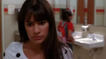 Collar de letra R de Rachel Berry (Lea Michele) en Glee S02E01