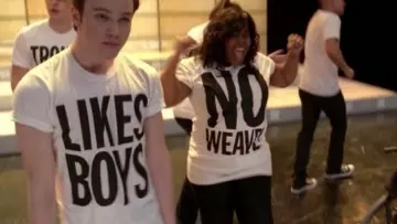 The t-shirt "Likes boys" by Kurt Hummel (Chris Colfer) in Glee S02E18
