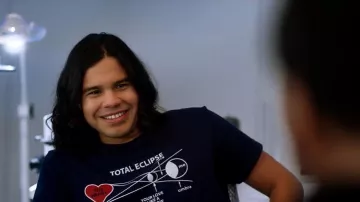 Le t-shirt Total Eclipse de Cisco Ramon (Carlos Valdes) dans The Flash S04E12