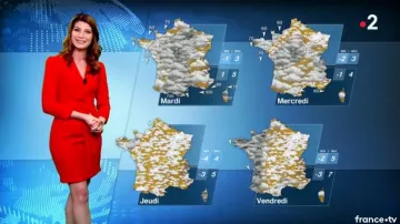 Vestido rojo de escote en V de Chloe Nabedian en Météo 2 de 04/02/2018