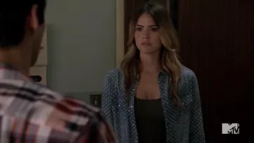 Charnière® Dot Chambray Shirt porté par Malia Tate ( Shelley Hennig) comme on le voit dans Teen Wolf S04E10