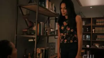 Le top floral en soie Theory de Jane Ramos (Rosario Dawson)  dans Jane the Virgin S02E09