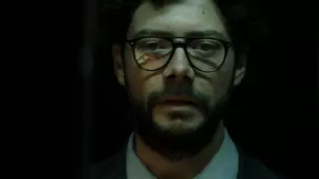 The eye glasses aviator Persol professor (Álvaro Dead) in The casa de papel S01E13