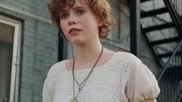 Blusa blanca usada por Beverly Marsh (Sophia Lillis) como se ve en it the movie