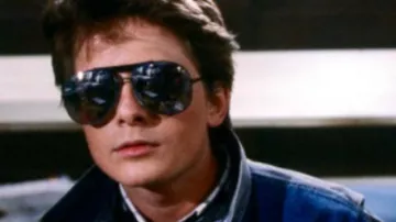 Gafas de sol espejadas usadas por Marty McFly (Michael J. Fox) como se ve en Regreso al futuro