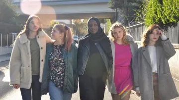 La veste bomber verte "Hustle" Alexia (Coline Preher) dans Skam France