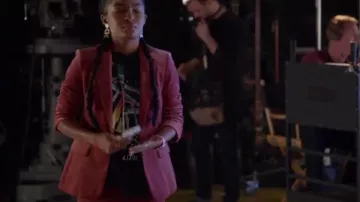 Le T-Shirt Stella McCartney de  Zoey Johnson (Yara Shahidi) dans Grown-Ish S01E06