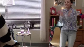 Le chemise en soie de Ana Torres (Francia Raisa) dans Grown-Ish S01E06