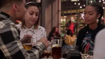 Le chemise à étoiles en soie Equipment de Ana Torres (Francia Raisa) dans Grown-Ish S01E06
