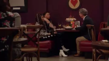 Le pantalon à trous Good American de Skylar Forster (Halle Bailey) dans Grown-Ish S01E06