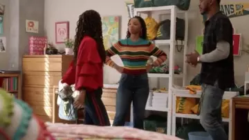 Le jean 7/8 à bandes rouges de Skylar Forster (Halle Bailey) dans Grown-Ish S01E06