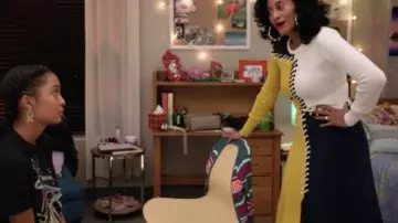 La robe jaune et noire Cédric Charlier de Rainbow Johnson (Tracee Ellis Ross) dans Grown-Ish S01E06