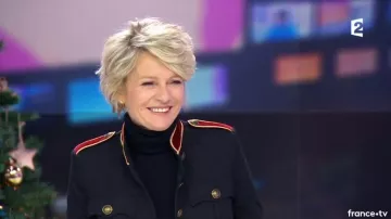 La veste militaire noire et rouge de Sophie Davant dans C'est au programme du 18/12/2017