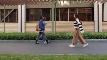 Zoey Johnson (Yara Shahidi) beige oversize pantalon MSGM les adultes-Ish S01E06