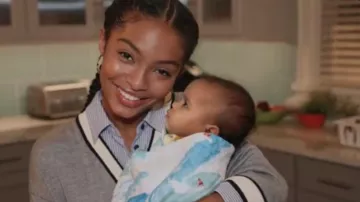 Zoey Johnson (Yara Shahidi) sweat gris dans Cultivé-Ish S01E06
