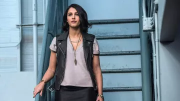Chaqueta de cuero usada por Kimberly Hart (Naomi Scott) como se ve en Power Rangers