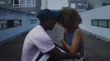 el reloj Casio de acero dorado en el video musical Too Good At Goodbyes de Sam Smith