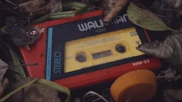 the player, a cassette Sony Walkman, found in the forest in the Dark S01E01