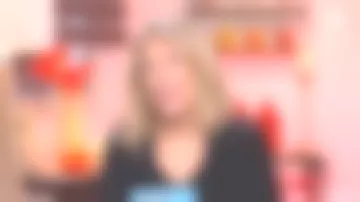 Le top noir col à nouer de Agathe Lecaron dans La maison des maternelles du 07/02/2018