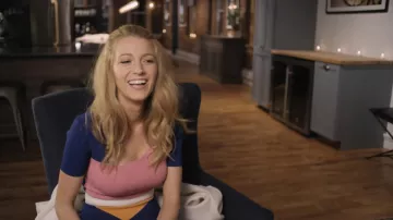 La robe rose et bleue Roland Mouret de Blake lively dans son interview 73 questions with Blake Lively pour Vogue sur YouTube