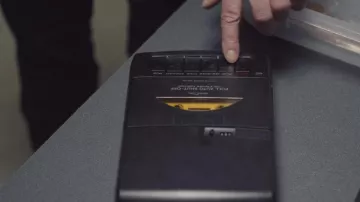 The cassette tape recorder overview in Dark S01E02